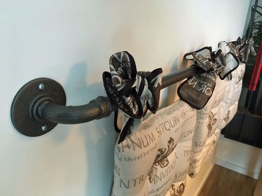 Schwarzer Temperguss harmoniert sehr gut mit Stoffen. Hier in einer außergewöhnlichen Rückenlehne aus Stahlrohr | (c) S. Malerz