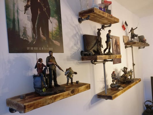 Immer wieder einer gute Kombination: Roher Stahl und Echtholz, hier in einem kreativen Wandregal. | (c) S. Samberger