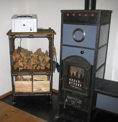 Brennholz-Regal aus schwarzem Stahlrohr. Ein perfekter Begleiter für den alten Ofen. | (c) B. Werner