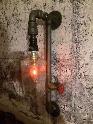 Der Muffenschieber ist der Schalter. Eine sehr stilvolle Lampe aus Rohren und schwarzen Temperguss-Fittings | (c) D. Keller