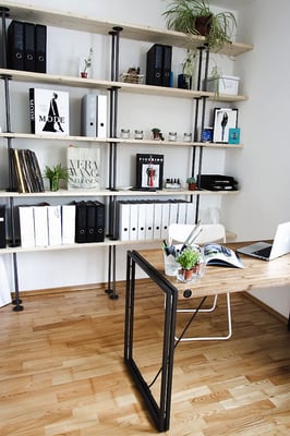 Stilvolles Büro mit Industrial-Elementen. Das Regal ist schnell gebaut aus sandgestrahlten Stahlrohren und stabilen Temperguss-Flanschen. | (c) B. Pollack