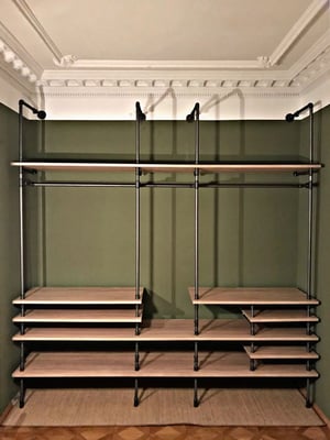 Passgenau in die Nische geplant. Dieses Projekt zeigt, wie gut sich Rohrmöbel in verschiedene Stile integrieren. Die Unebenheiten des Altbau-Bodens wurden durch die höhenverstellbaren ilTubo-Möbelfüße aus Temperguss ausgeglichen. | (c) L. Baumgärtner 