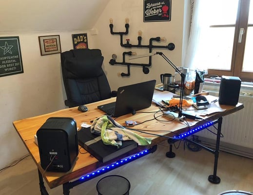 Schreibtisch aus Erle und rohen Stahlrohren und dazu passend eine Wandlampe aus Temperguss Fittings. | (c) O. Zahn