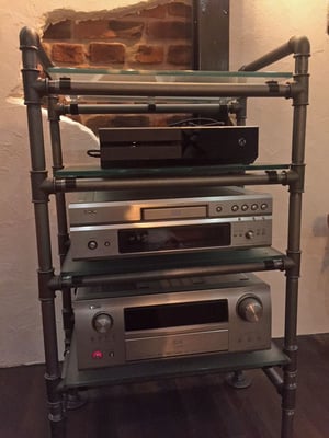 Gelungenes Hifi-Rack aus schwarzen Fittings, Gewinderohr und Glas. | (c) A. Gasser