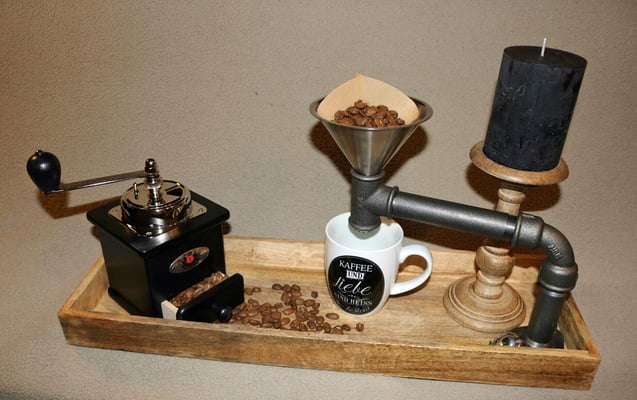 Bekommt man da nicht Lust auf eine Tasse duftenden Kaffee? Eine sehr stilvolle "Kaffeemaschine" aus Wasserrohr | (c) A. Maeser