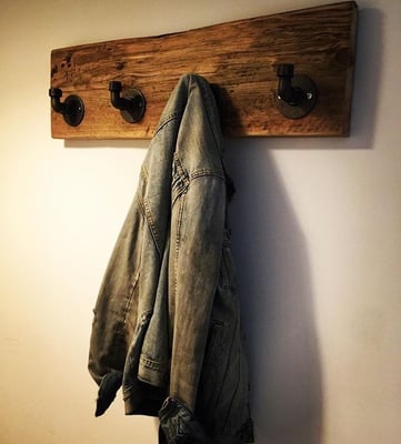 Oft sind es die einfachen Dinge, die Individualität betonen. Ein Stück schönes Holz, schwarze Temperguss-Flansche, Bögen und Kappen ergeben eine klasse Garderobe. | (c) M. Mellone