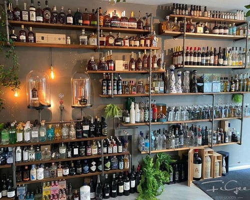 Individuelles Ladenregal aus Rohren und Temperguss Fittings zur Warenpräsentation