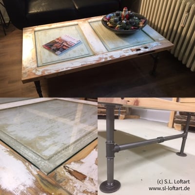 Was für ein, Entschuldigung, geiler Tisch. Gemacht aus einer alten alte Remise-Tür und einem Tischgestell aus Rohren und schwarzen Temperguss-Flanschen | (c) S. Lichteblau, www.sl-loftart.de