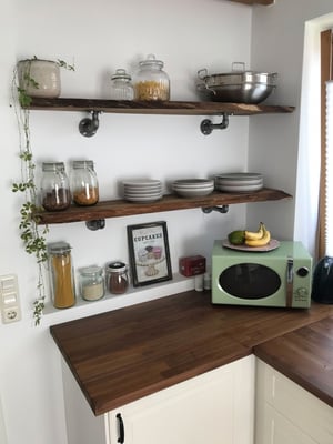 Passgenaue Regalböden mit Baumkante und Konsolen aus Fittings und Rohren. P.S.: Nicht nur auf die Mikrowelle schauen ;-) | (c) K. Hainke