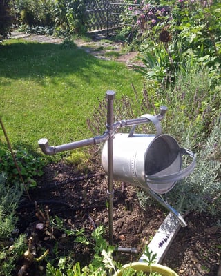 Auch im Garten schick: Zum Beispiel als Gießkannen-Halter aus lackierten Temperguss-Fittings und Rohren. | (c) S. Schulze