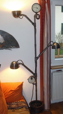 Alte Scheinwerfer und Armaturen, Stahlrohr und Temperguss-Fittings kombiniert zu einer witzigen und individuellen Stehlampe. | (c) Fam. Weniger