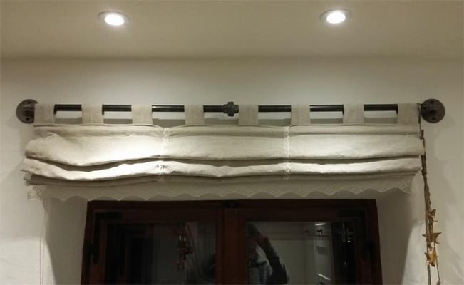 Vorhangstange aus schwarzem Temperguss. Durch die Verschraubung in der Mitte lassen sich die Vorhänge wechseln. Alternative zur Verschraubung wären z. B. Karabinerhaken. | (c) B. Kink