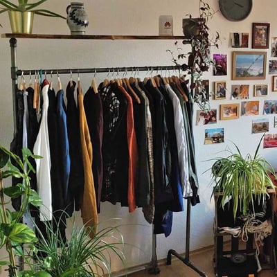 Freistehender Kleiderständer aus Industrierohr mit Ablage