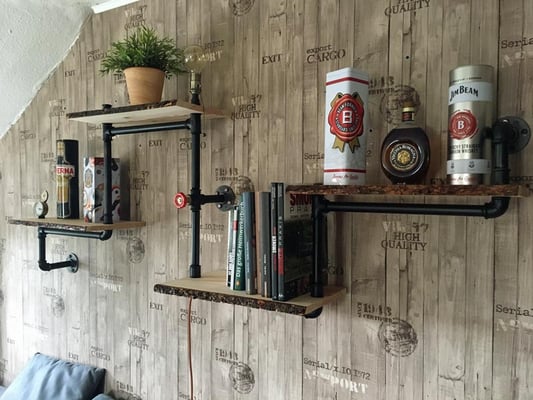 Baumkantenbretter und schwarzer Temperguss - eine klasse Kombination. Die Bretter sind durch Durchsteckmontage befestigt. | (c) S. Lawecki