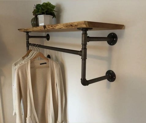 Ein Baumkantenbrett, sangestrahlte Stahlrohre und schwarze Temperguss-Fittings - Garderobe reduced to the max. | (c) S. Kolars