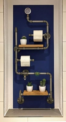 Offener Kleiderschrank aus Rohren und Temperguss - hier mit toll integrierter Beleuchtung. | (c) M. Rogy