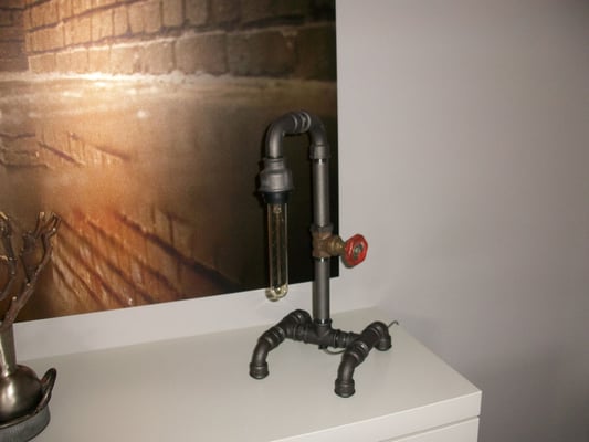 Lampe aus Wasserrohr mit der E27-Schraubfassung aus schwarzem Kunststoff und einer schönen LED-Lampe. | (c) E. Kottkamp