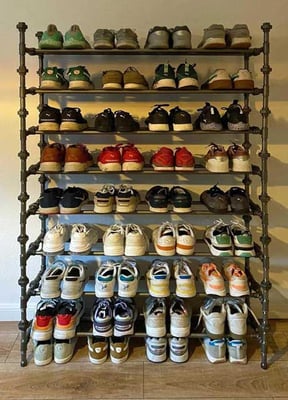 Schuhregal Industrial aus Rohren und Temperguss