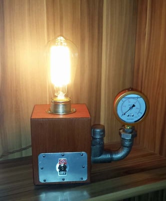 Auch als Detail machen die Temperguss Fittings bei dieser Rohrlampe eine gute Figur. Der Deckenwinkel ist verschraubt. | (c) J. Schreinert