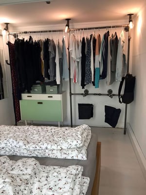 Offener Kleiderschrank aus Rohren und Temperguss - hier mit toll integrierter Beleuchtung. | (c) M. Rogy