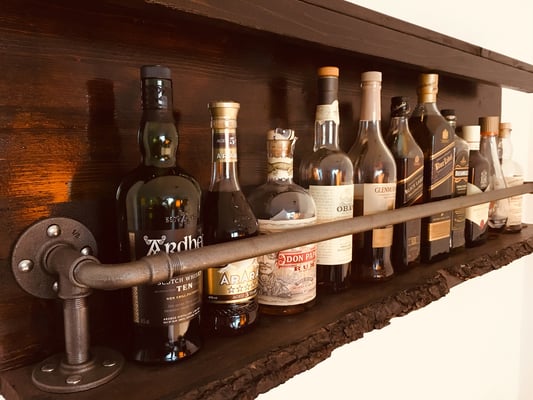 Baumkantenbretter + Wasserrohr + Temperguss Fittings = Stilvolles Regal für edle Tropfen. | (c) D. Zeiler