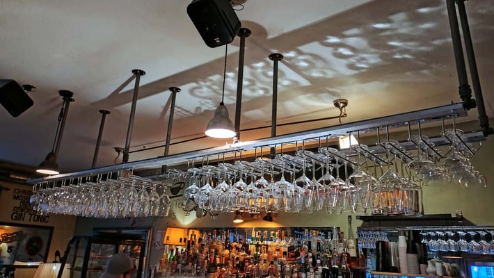 Stylisches hängendes Gläser-Regal, Bargestaltung