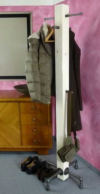 Kleiderständer aus einem Balken mit Temperguss Rohren