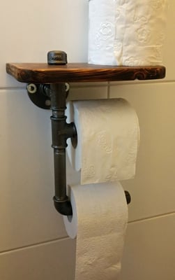 Ein Klassiker für die Gästetoilette. Papierhalter aus Fittings und Gewinderohr. Das Holz ist geflammt. | (c) A. Gold