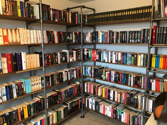 Das nennen wir mal ein amtliches Bücherregal. Freistehend gebaut mit Verschraubungen Nr. 331. | (c) M. Kluge