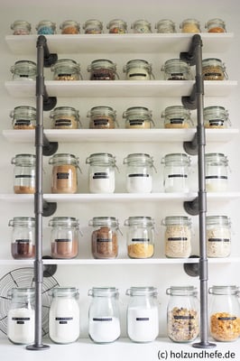 Ist das nicht ein tolles Regal aus Stahlrohr? Der schwarz-weiße Kontrast in Kombination mit den bunt gefüllten Gläsern ist super. | (c) M. Leusch, holzundhefe.de