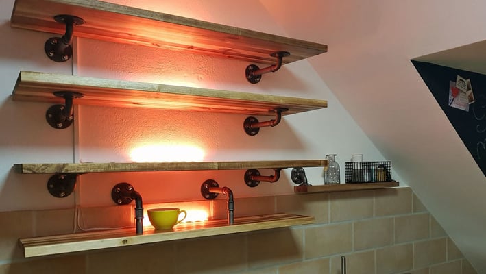 Küchenregal mit LED-Beleuchtung, passgenau in der Schräge.| (c) M. Tischner