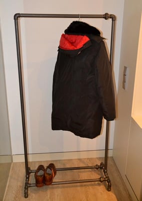 Individueller Kleiderständer aus Stahlrohr und schwarzem Temperguss, angepasst an die Platzverhältnisse. Durch die Verschraubungen sind die langen Rohre auch in beengten Verhältnissen problemlos zu montieren. | (c) J. Kurrat