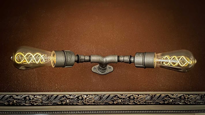 Wandlampe aus Rohren und Temperguss im Industrial Style | (c) M. Stoll 