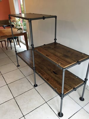 Freistehendes Regal aus Rohren und Temperguss-Fittings. Die Bretter sind mit 1-laschigen Rohrschellen versenkt montiert. In der Waagerechten wurde mit den Verschraubungen Nr. 330 und in den Senkrechten mit der Nr. 331 gearbeitet. | (c) G. Krause