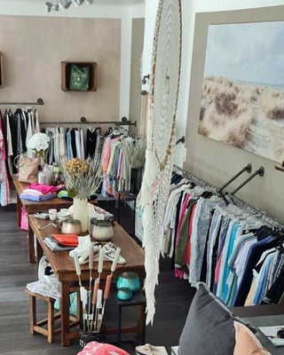 Kleiderstangen zur Warenpräsentation in Boutique