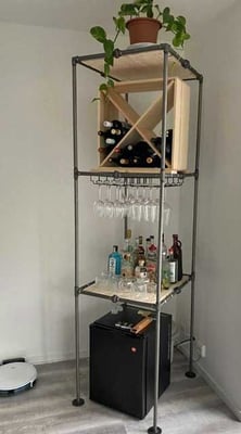 Freistehendes Weinregal aus Wasserrohren