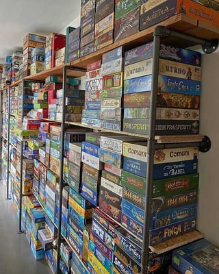 Vintage Regal aus Rohren im Spieleladen