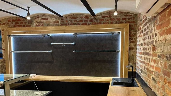 Warenpräsentation in Metzgerei mit Kleiderstange aus Rohren