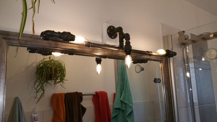 Damit diese Bad-Lampe aus rohem Stahlrohr und schwarzem Temperguss nicht rostet, wurde sie mit Klarlack versiegelt. | (c) A. Gold