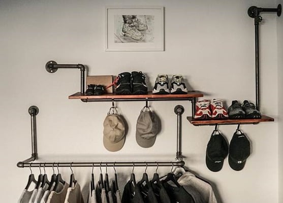 Wandmontierte Kleiderstange mit Schuhregal aus Stahlrohr