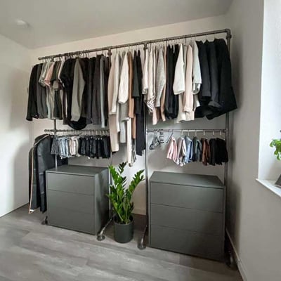 Freistehender Kleiderschrank aus Rohren mit Kommoden