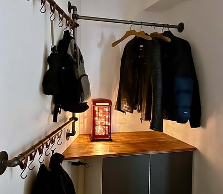Best for Nische: Garderobe aus Rohren mit flexiblem Winkel | (c) M. Wirth