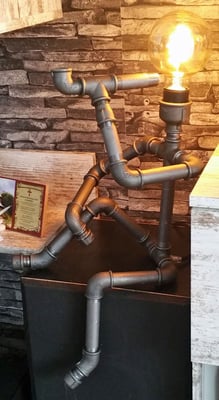 Der Kreativität in Sachen Rohrlampen und Lampenmännchen aus Temperguss und Rohren sind keine Grenzen gesetzt. | (c) A. Gold