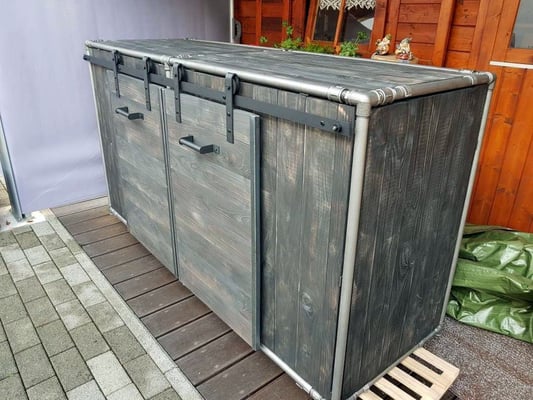 Kommode mit einem Rahmen aus Stahlrohr und Fittings. Die geschlossene Kreis-Konstruktion ist mit den ilTubo Kreis-Kits realisiert, die Platte ist mit 1-laschigen Rohrschellen aufgelegt. | (c) S. Angern