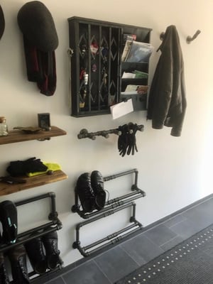 Detailreiche und praktische Flur-Garderobe aus Temperguss und Stahl. | (c) M. Schönlau