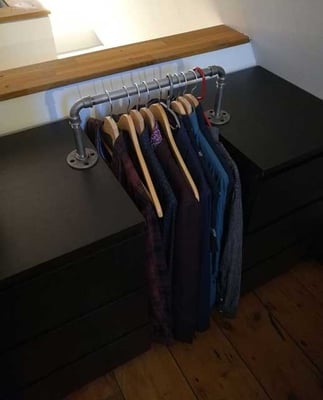 Günstige Kleiderstange aus Rohren zwischen zwei Schränken