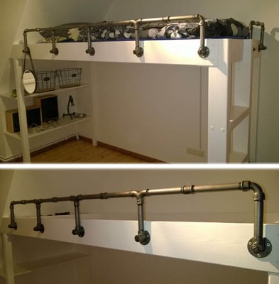 Ergänzt das selbstgebaute Hochbett optimal: Geländer aus schwarzen Temperguss-Fittings und Wasserrohr. Befestigt mit Deckenwinkeln. | (c) M. Gehrmann