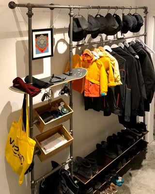 Skaterboard-Garderobe aus Rohren mit Kleiderstange und Schuhregal