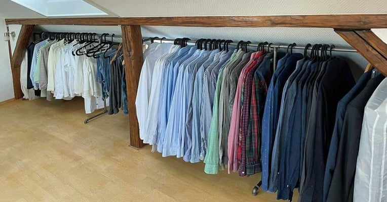 Kleiderstange aus Rohren in der Dachschräge