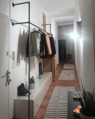 Rohr-Garderobe im langen Flur